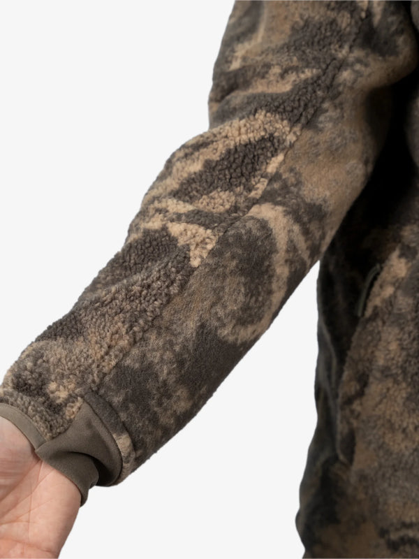 Articulated sleeves for functional fit.