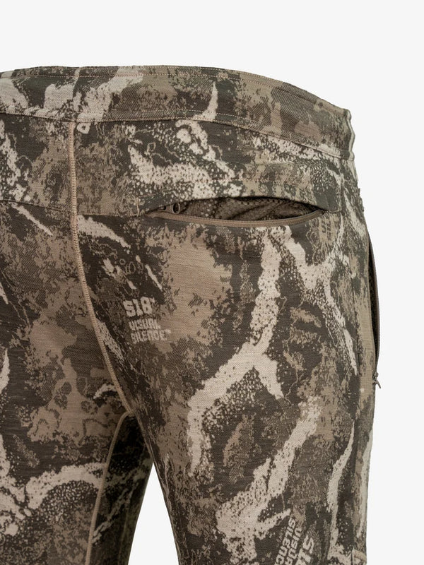 Zippered rear pocket